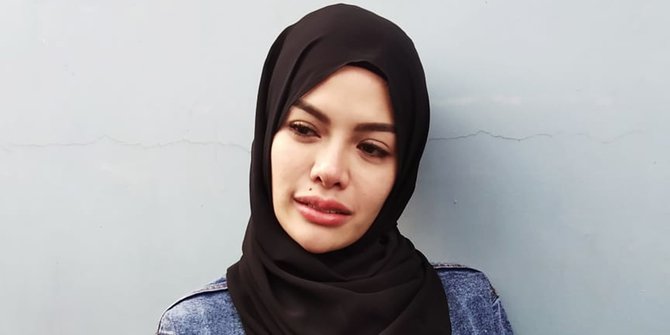 Viral Nikita Mirzani Berhijab  Dan Ingin Hapus Tato